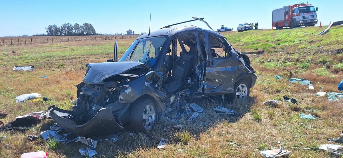 Un utilitario despistó y volcó en la autopista Córdoba-Rosario.