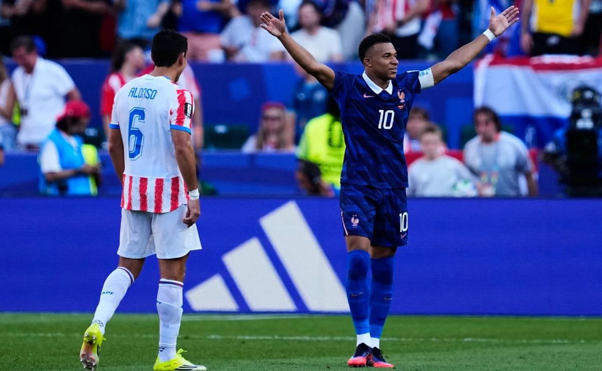 Mbappé festeja el triunfo de Francia ante la dura Paraguay. (Foto: AP)