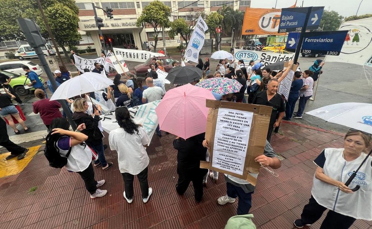 FOTO: Movilización de trabajadores de Salud en Córdoba. (Foto: Daniel Cáceres/Cadena 3)