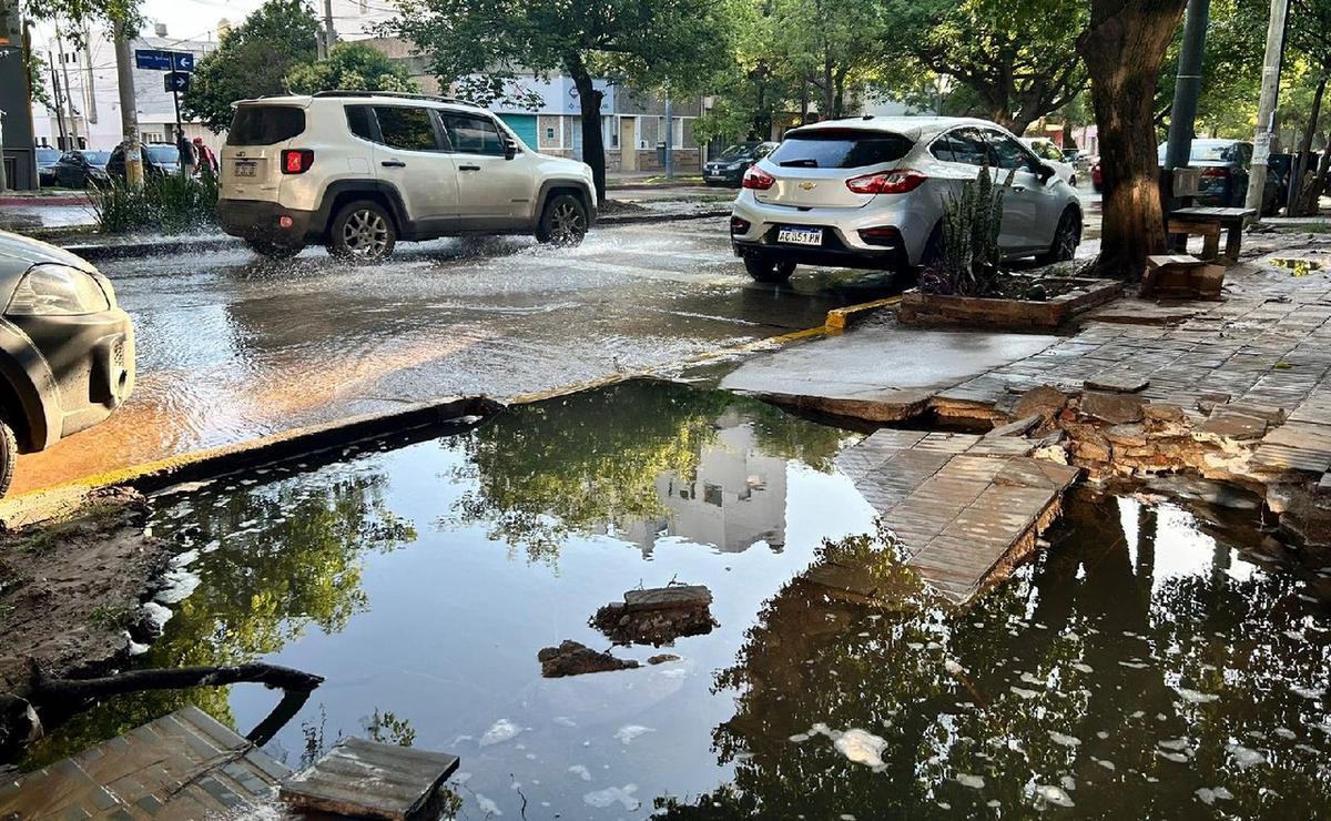 FOTO: Se rompió un caño de Aguas Cordobesas en Alto Alberdi. (Lucía González/Cadena 3)