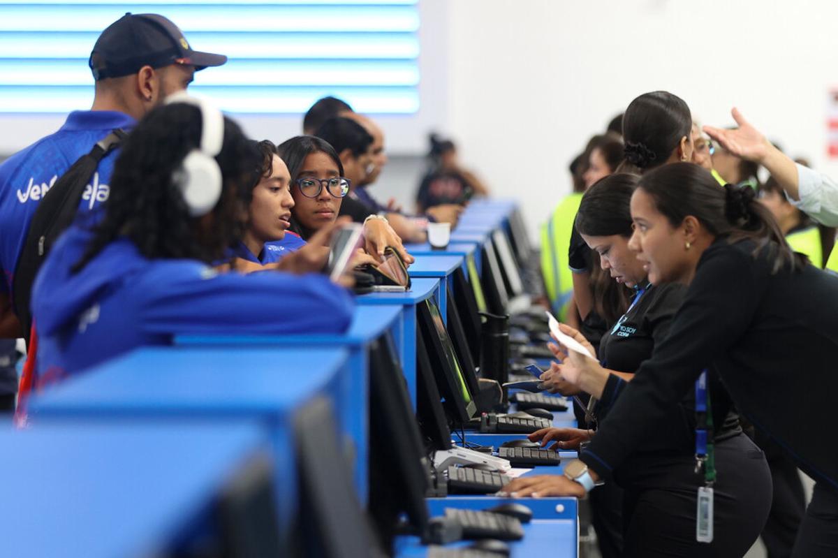 Reanudan parcialmente vuelos comerciales en principal aeropuerto de Venezuela tras terremotos