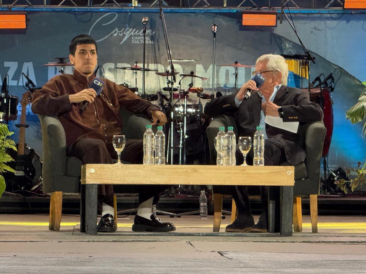 Milo J en una charla íntima con Rony Vargas y Cadena 3. (Foto: Daniel Cáceres)