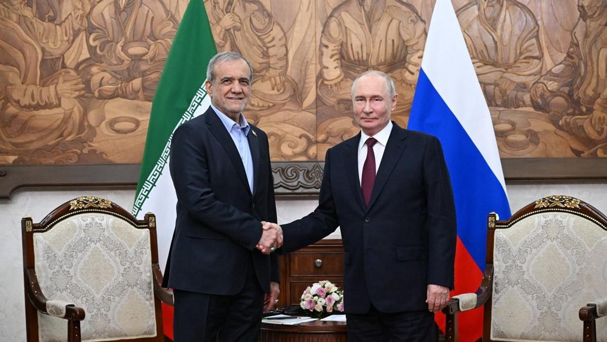 Masoud Pezeshkian y Vladimir Putin.