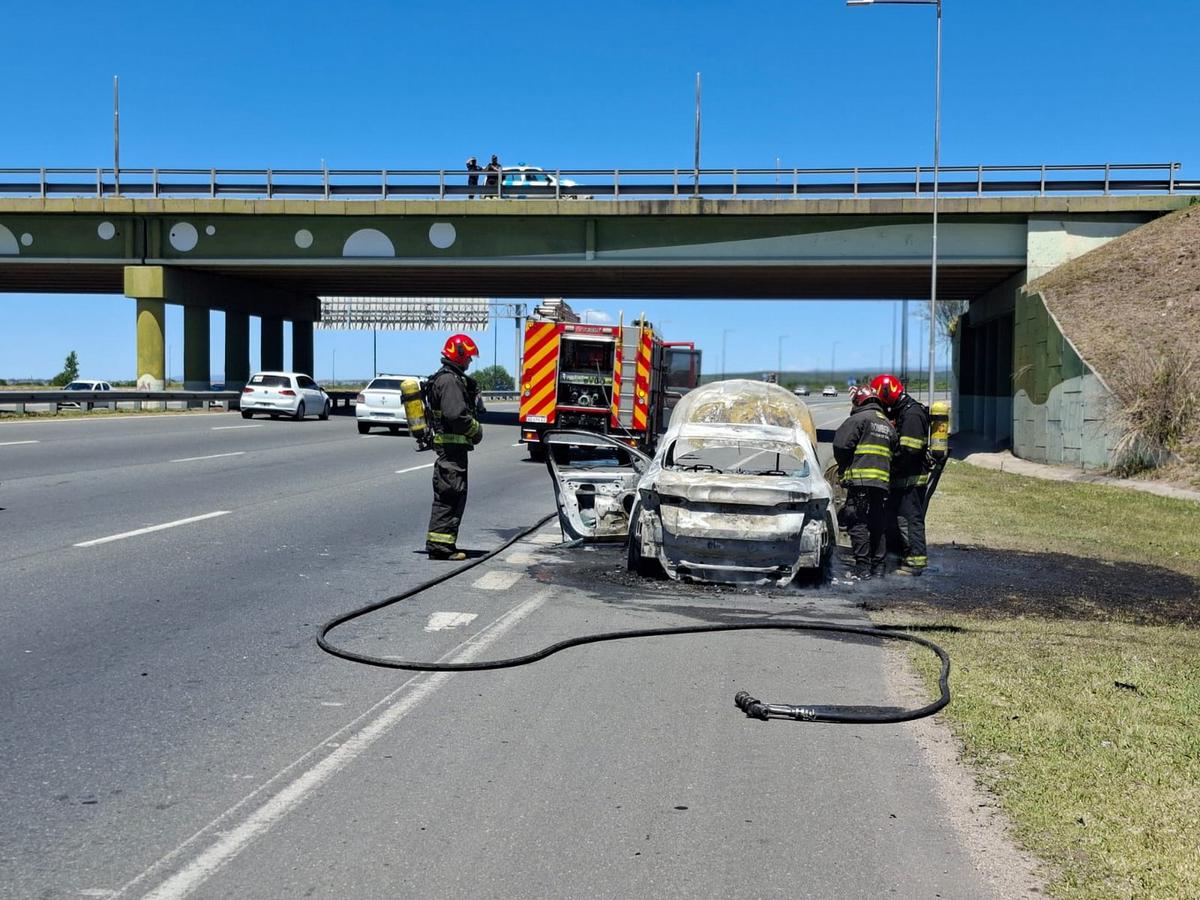 Un auto se prendió fuego en la ruta Córdoba-Carlos Paz