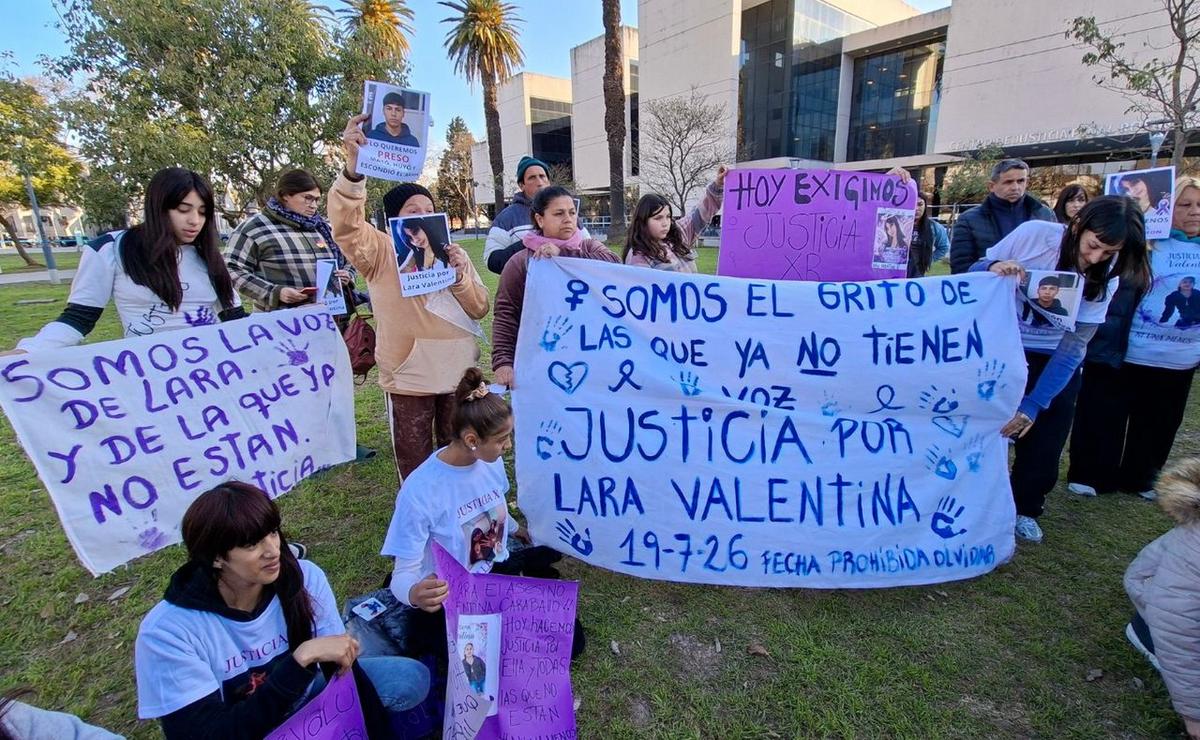 A un mes del crimen de Lara Carballo, su familia reclamó en Rosario.