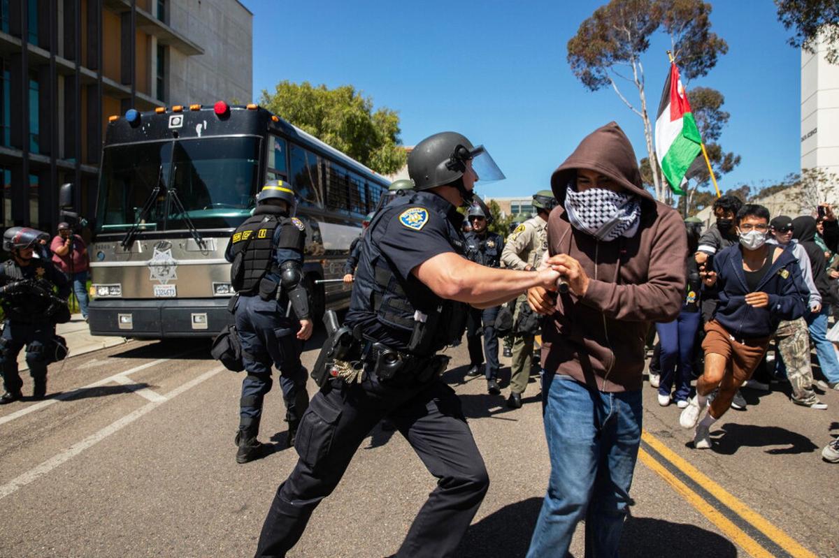 Universidades de California revelan su arsenal de armas militares tras investigación de CalMatters