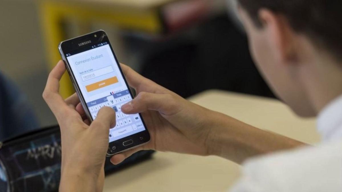 Estudiantes secundarios pasan más de seis horas diarias en el celular y sufren ansiedad y depresión