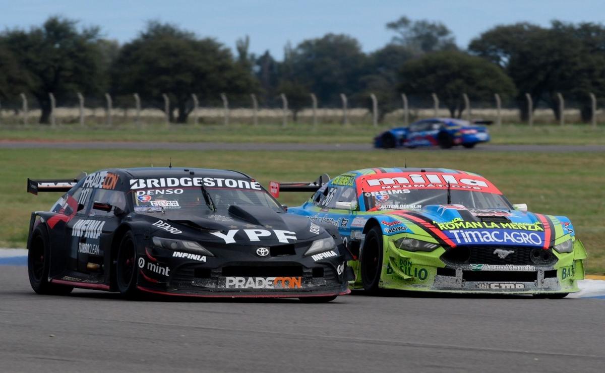 Rossi luchando por Todino en su primer paso por Toay, allá por abril. Fue 16°