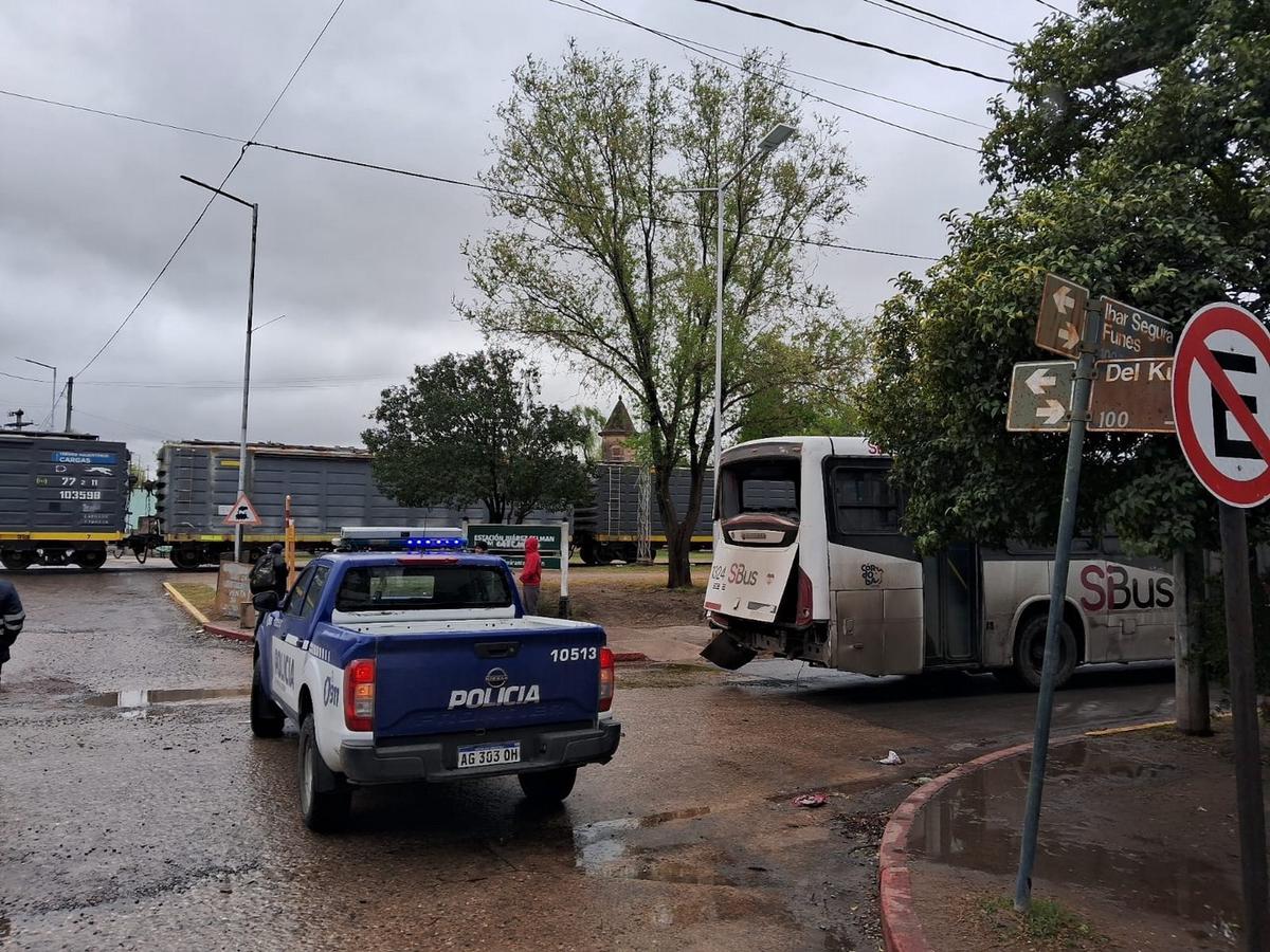 Choque entre un colectivo y un tren de carga en Córdoba: dos pasajeros lesionados.