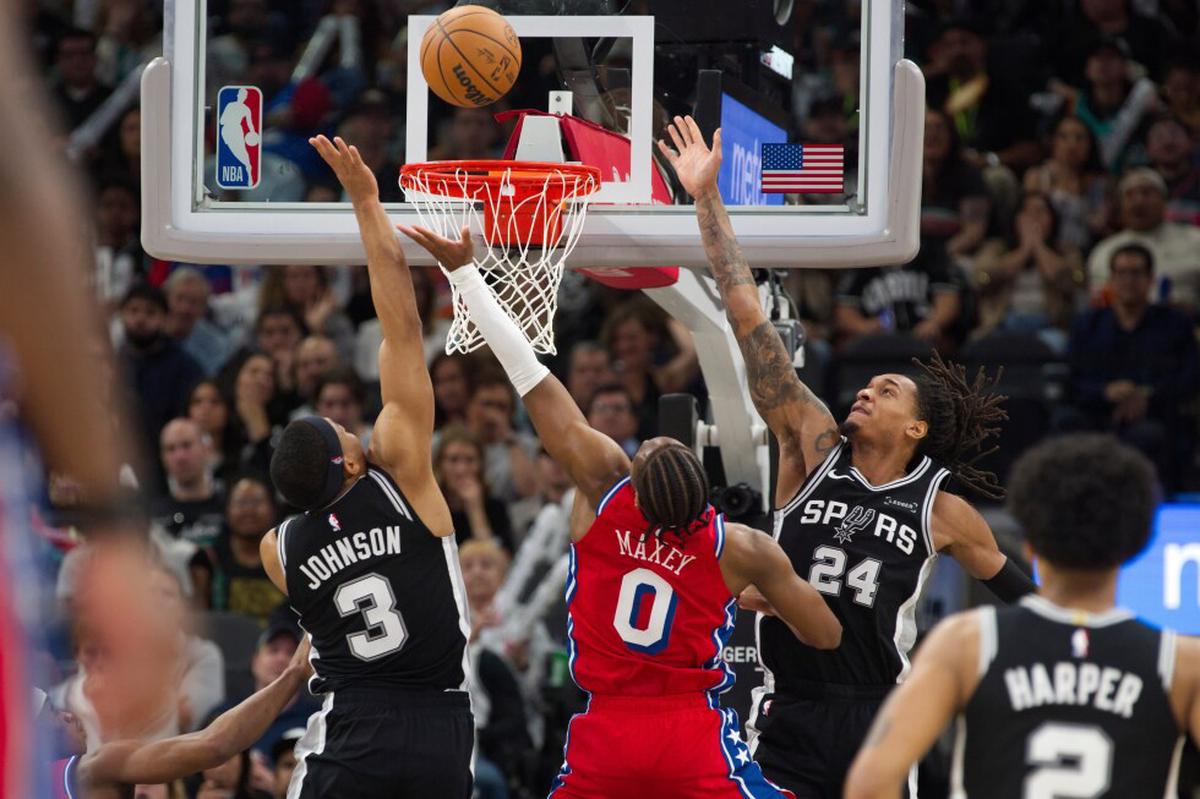 Spurs vencen por 115-102 a los 76ers tras perder a Wembanyama por contusión en costilla