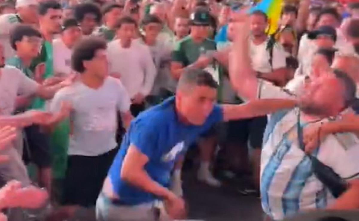 Serios incidentes entre hinchas argentinos y argelinos en Time Square. (Captura)