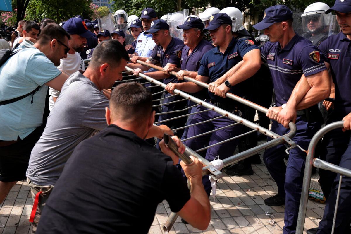 Policía albanesa lanza gas lacrimógeno contra manifestantes en Tirana