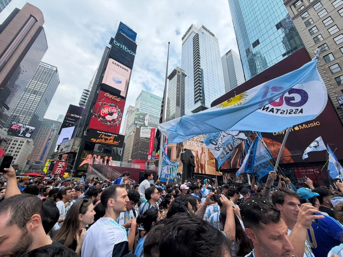 Multitudinario banderazo argentino en el Times Square Garden.