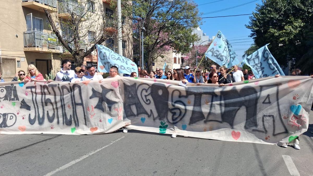 Familiares de Agostina Vega marchan a la Legislatura de Córdoba. (Emanuel Manitta/Cadena 3)