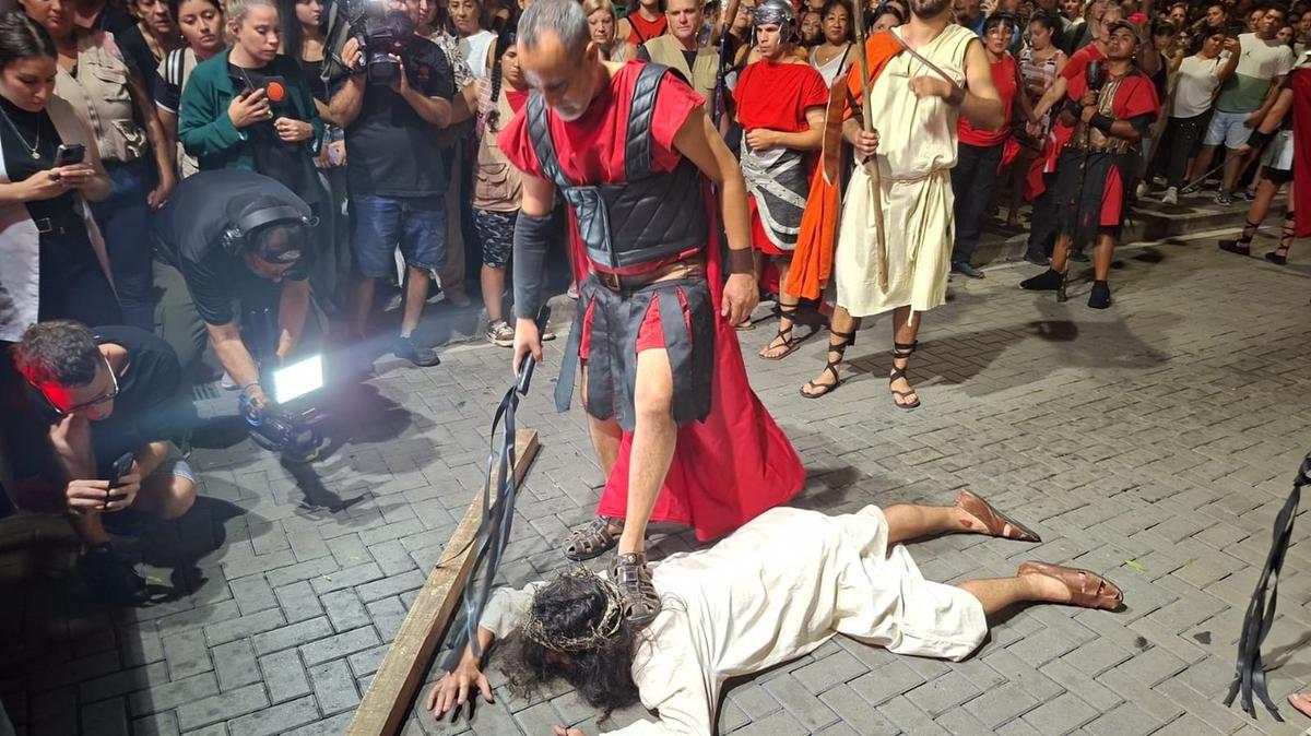 El Vía Crucis emocionó a miles en una multitudinaria noche de fe en Córdoba.