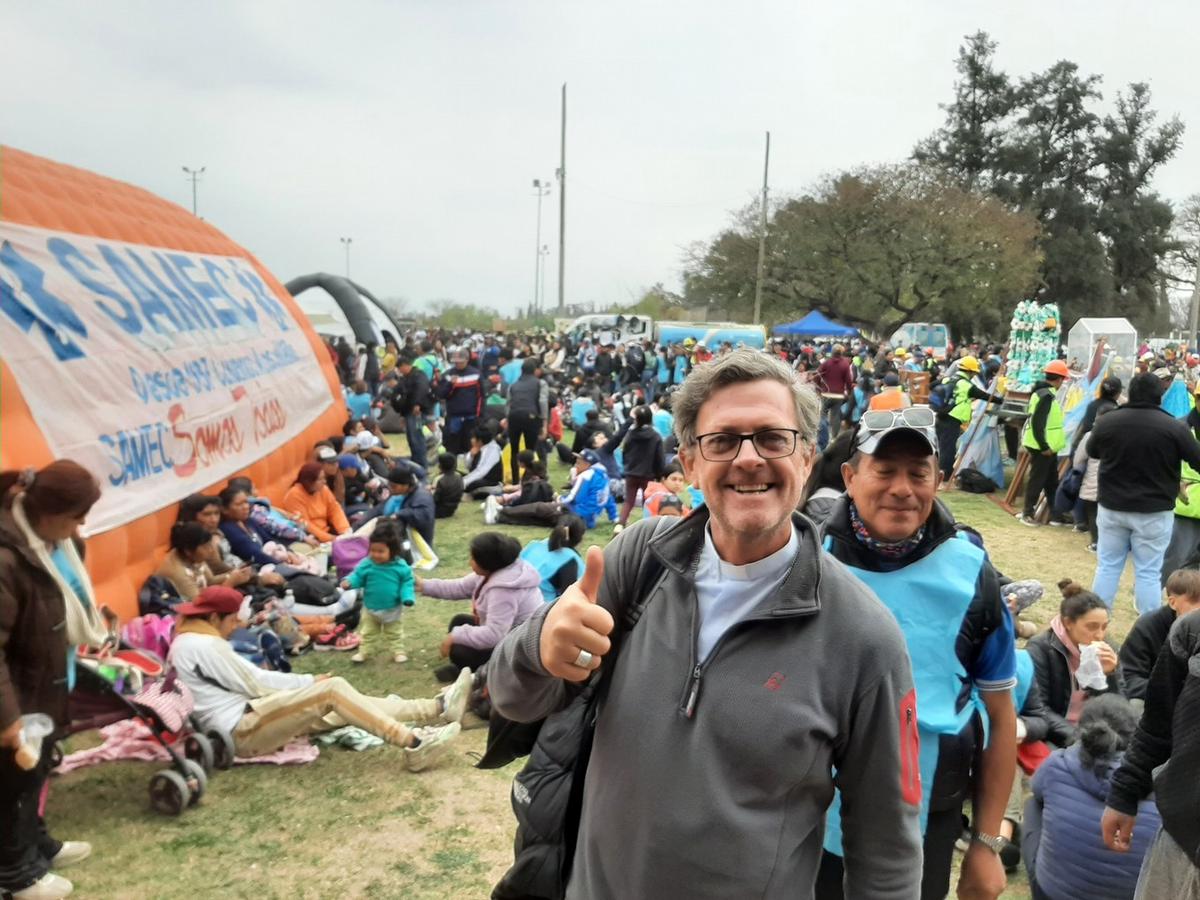 FOTO: La procesión se lleva a cabo este domingo con una concurrencia masiva. 