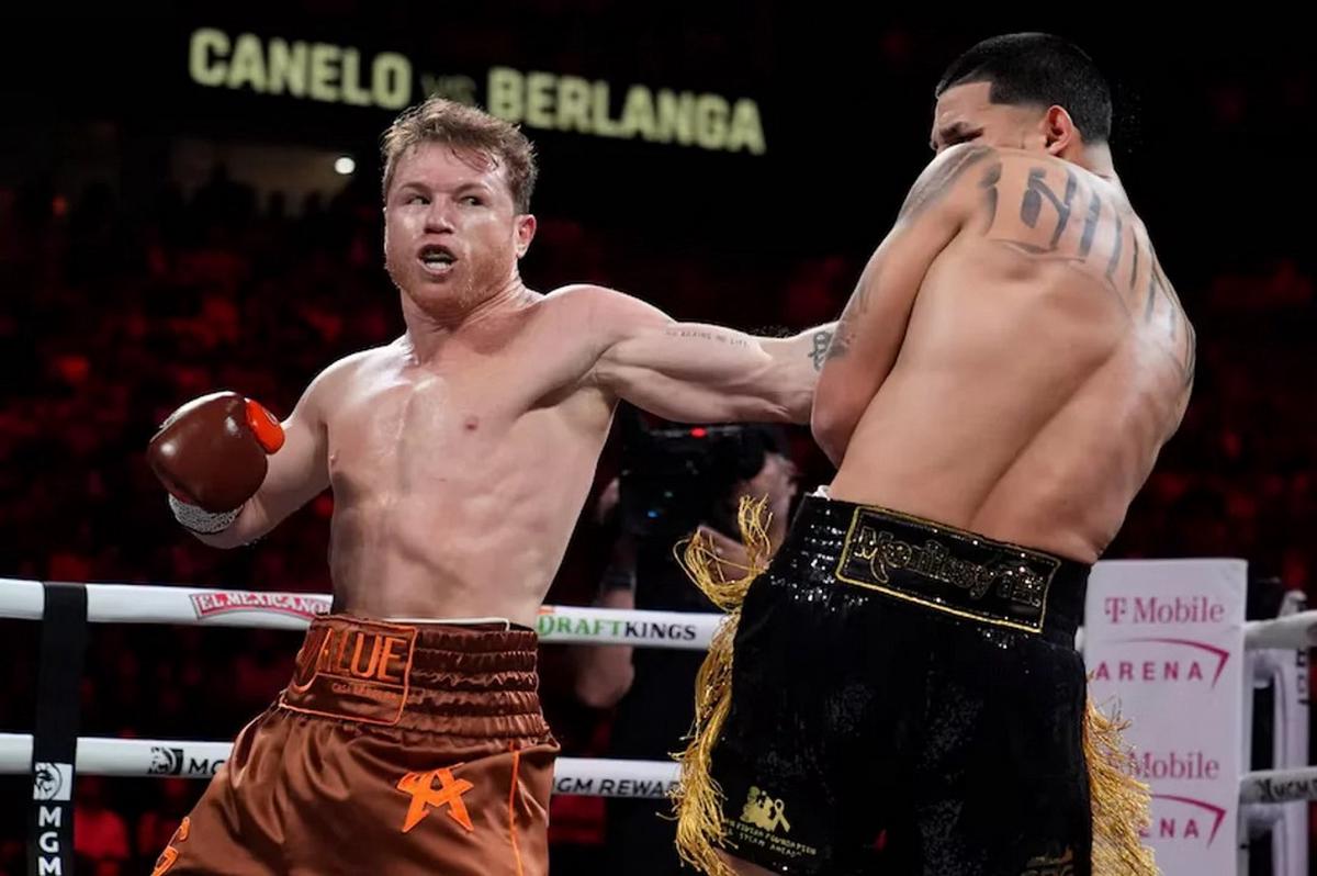 FOTO: Canelo Álvarez le ganó a Berlanga y se mantiene como el rey de los supermedianos