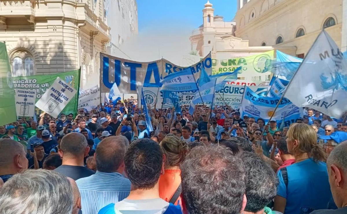 La CGT Rosario encabezó este miércoles por la tarde una movilización en Plaza 25 de M