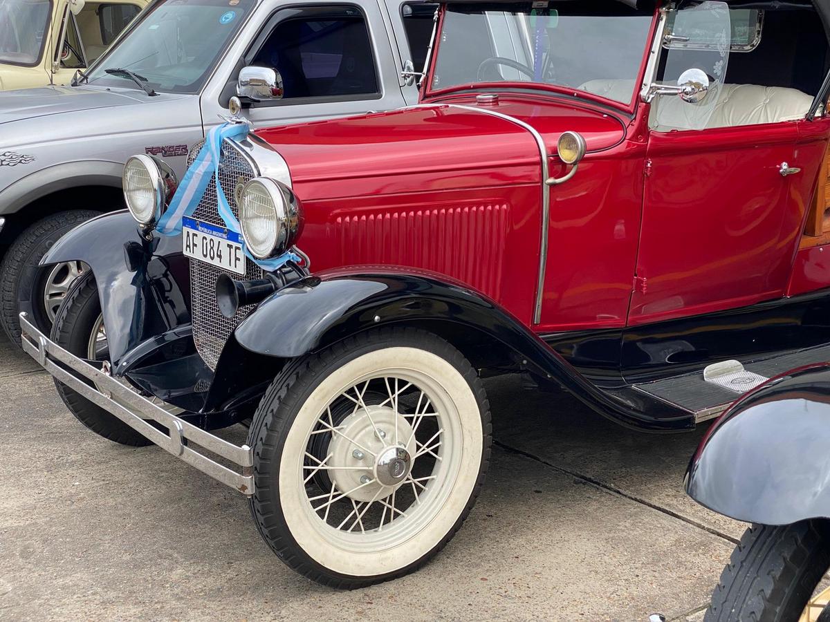Con una colección de autos antiguos, Ford celebró 65 años de su planta en Pacheco.