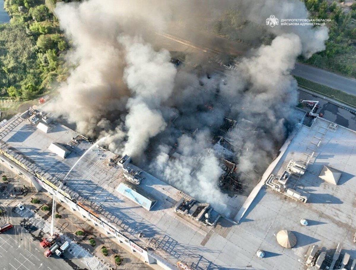 Ofensiva rusa mata a 2 en Ucrania un día después de un letal ataque con dron a un centro comercial