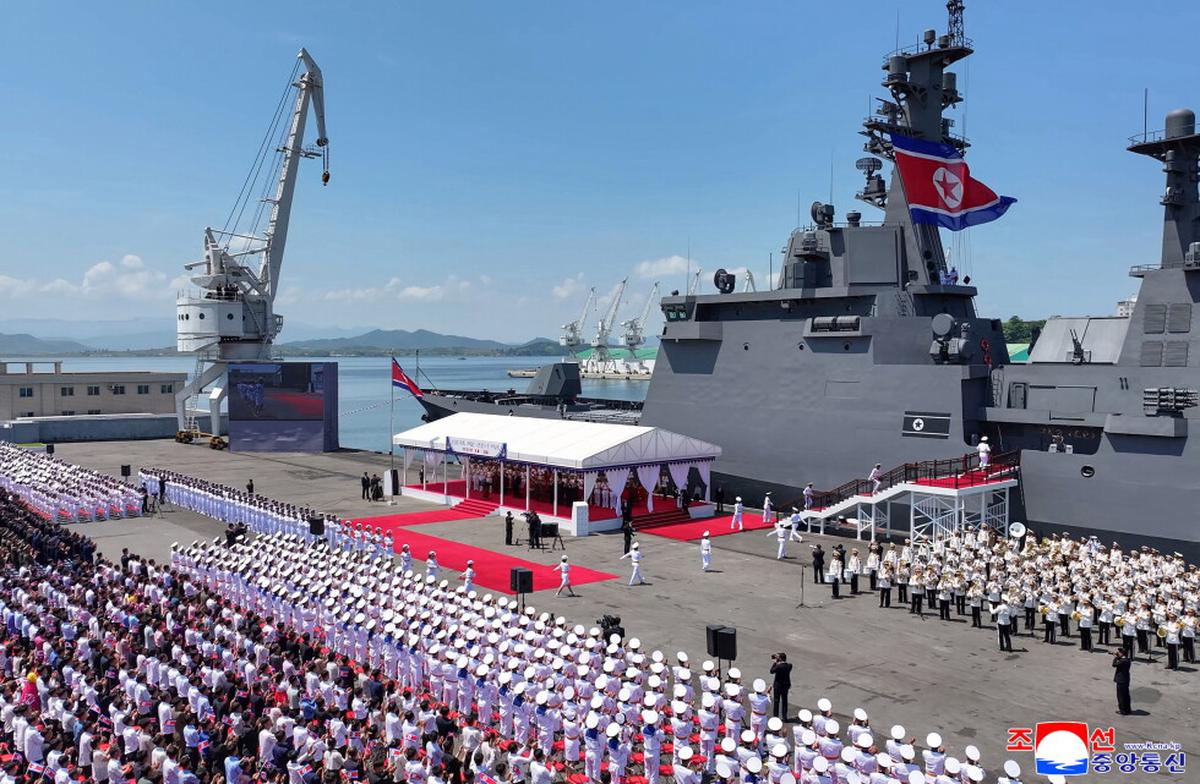 Corea del Norte pone en servicio nuevo buque de guerra