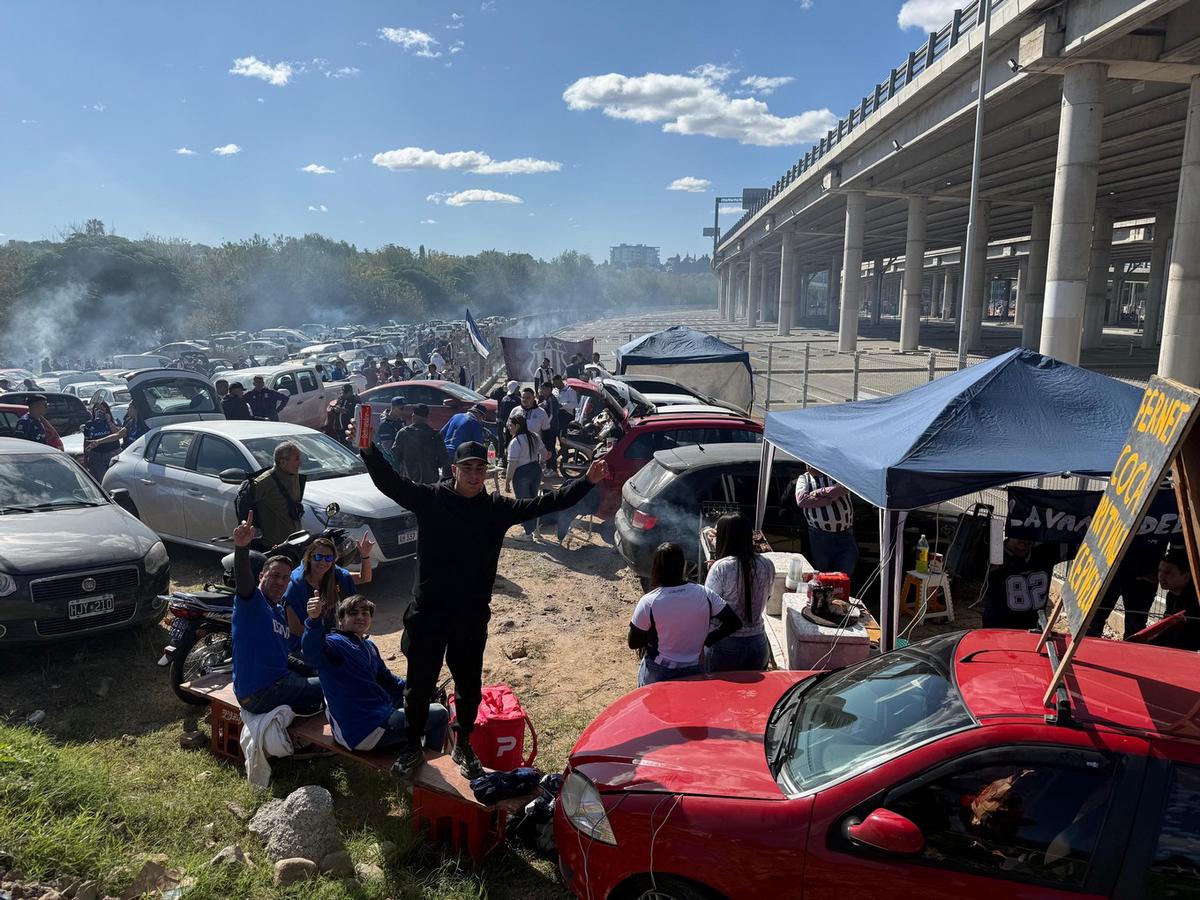 Hinchas de Talleres palpitan el superclásico cordobés. (Daniel Cáceres/Cadena 3)