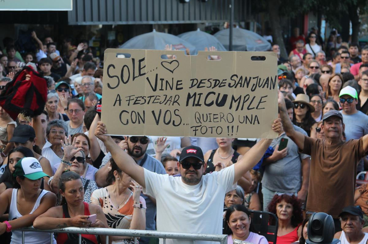 Una multitud en La Peña de La Sole en Cosquín. (Foto: Daniel Cáceres/C3)