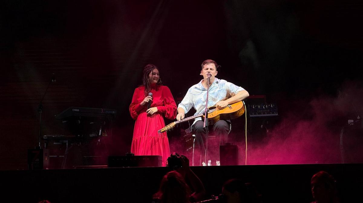 Nahuel Pennisi y Maggie Cullen en Jesús María