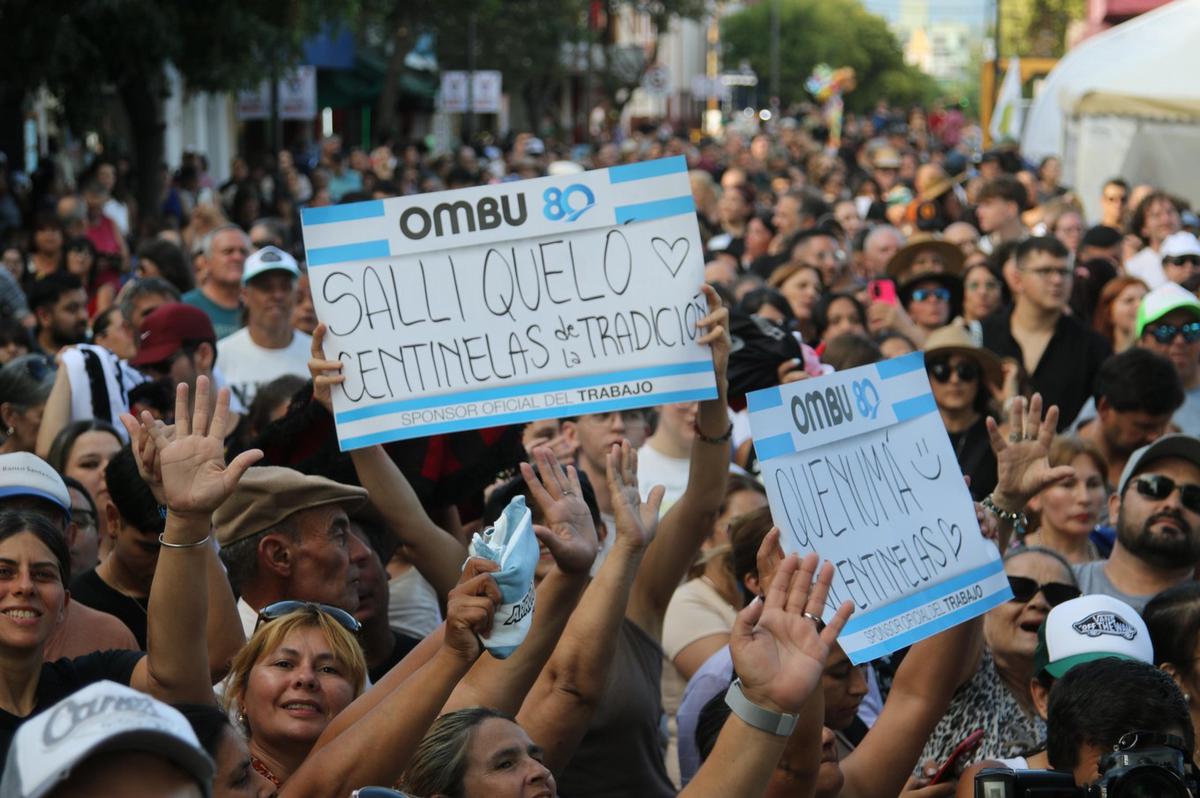 Una multitud en La Peña de La Sole en Cosquín. (Foto: Daniel Cáceres/C3)