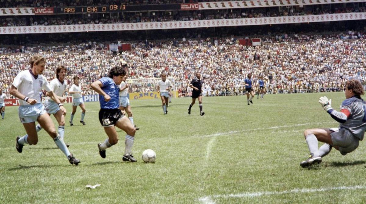 El futbolista Diego Maradona y su gol frente a Inglaterra.