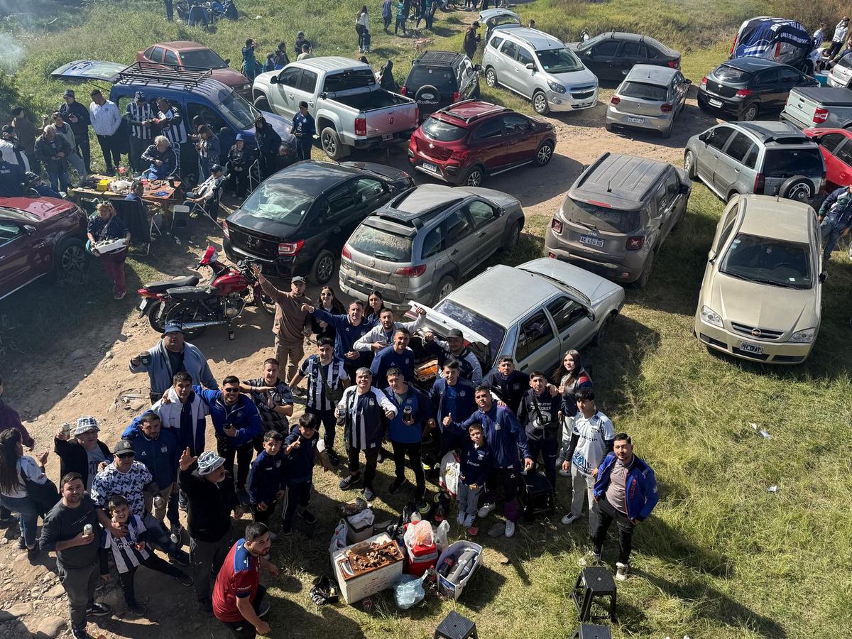 Hinchas de Talleres palpitan el superclásico cordobés. (Daniel Cáceres/Cadena 3)