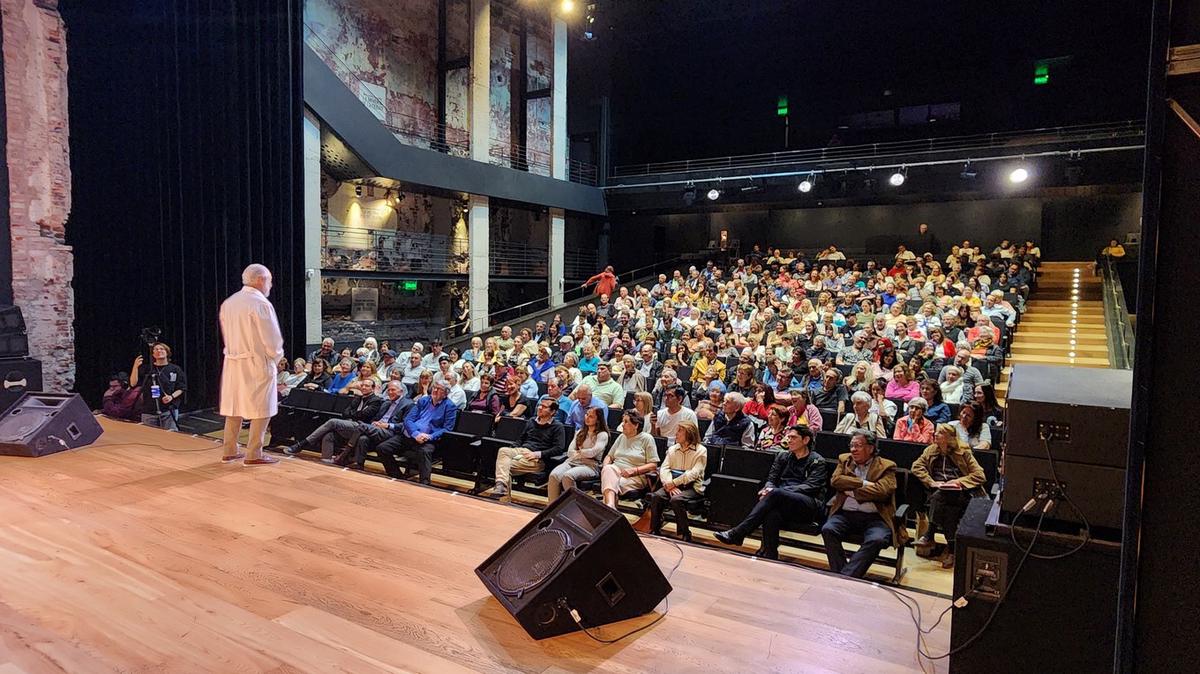 FOTO: El doctor Miroli expuso en un Teatro Comedia colmado. 