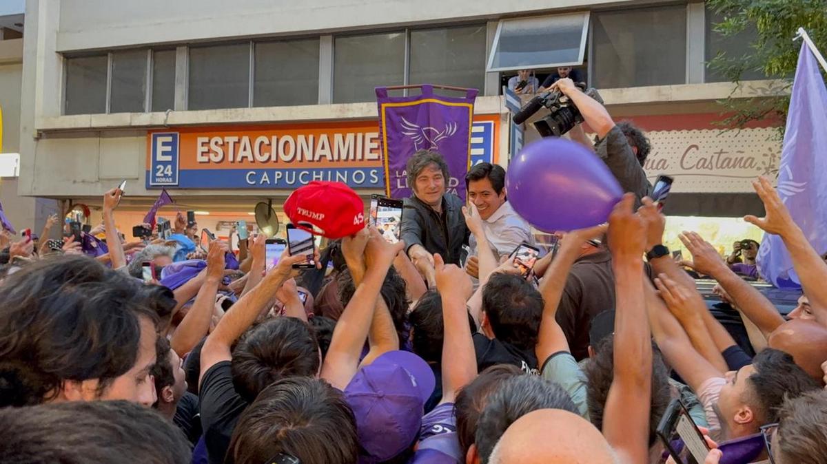 La presencia de Javier Milei revolucionó las calles de Nueva Córdoba.