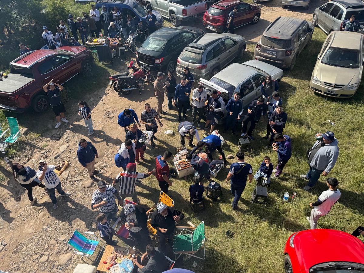 Hinchas de Talleres palpitan el superclásico cordobés. (Daniel Cáceres/Cadena 3)