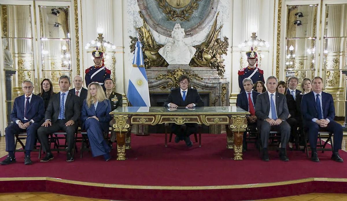 El presidente Javier Milei, rodeado por los miembros de su gabinete.