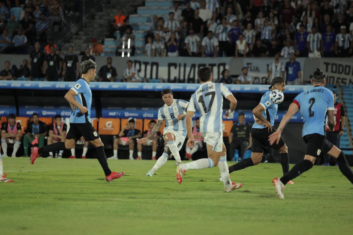 FOTO: Thiago Almada festeja el tanto del triunfo argentino. (Foto: AFA)