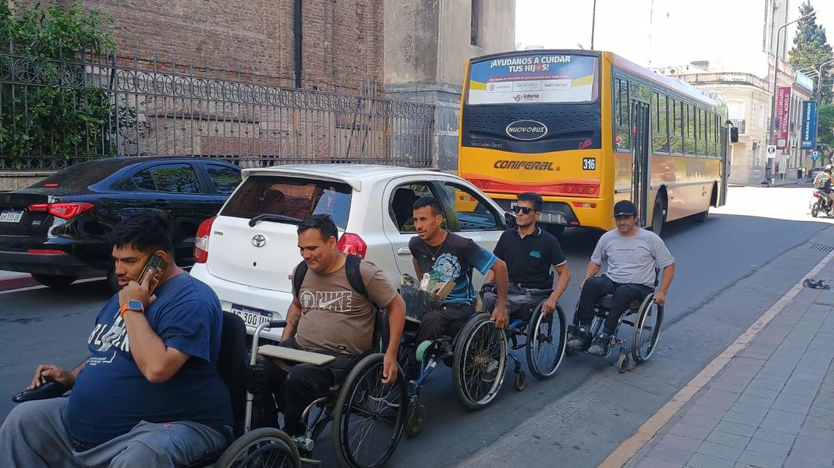jóvenes con discapacidad toma la iniciativa de mejorar las veredas