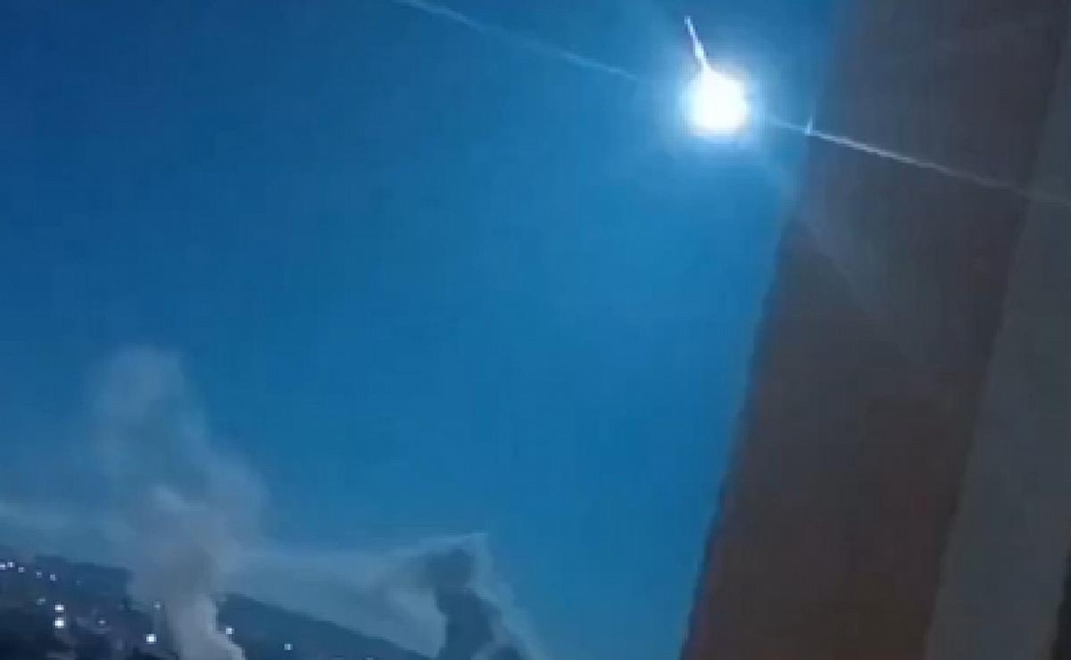 FOTO: El momento en que un asteroide produce un destello e impacta en Rusia.