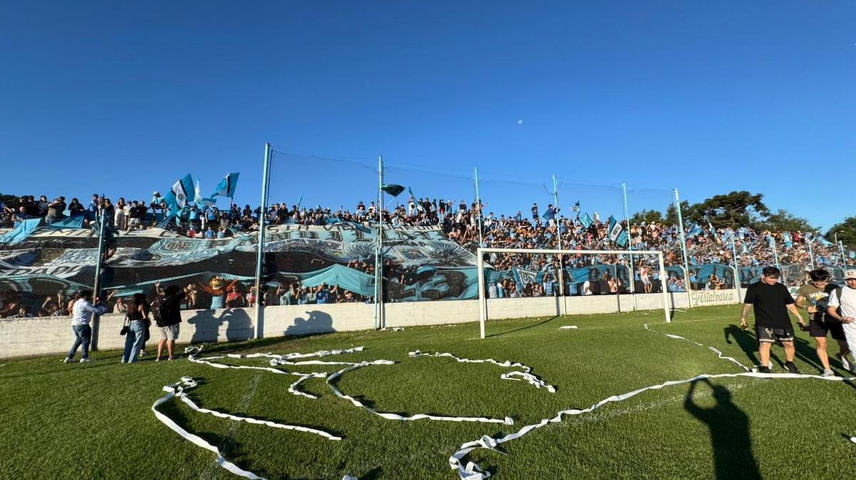 Río Cuarto recibe a los jugadores tras el ascenso. 