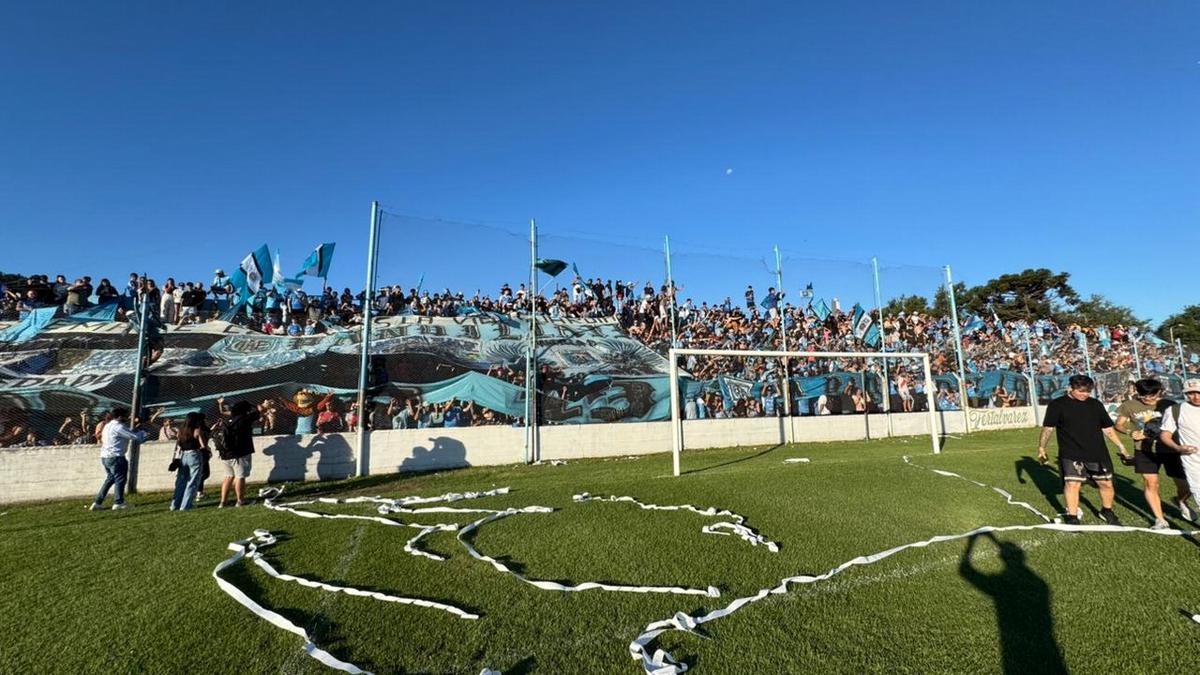 FOTO: Río Cuarto recibe a los jugadores tras el ascenso. 