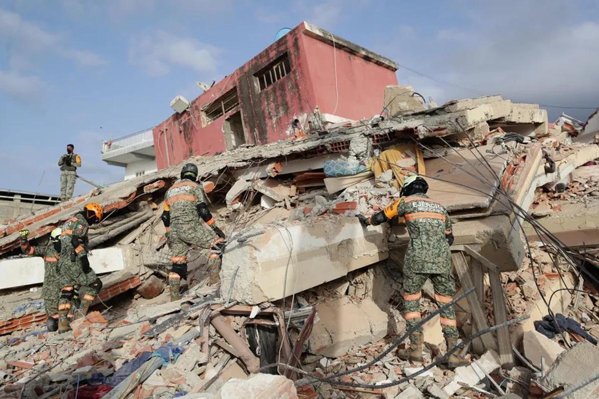Rescatistas sigue buscando víctimas entre los escombros de los edificios derrumbados en el sismo del 24 de junio en Venezuela.