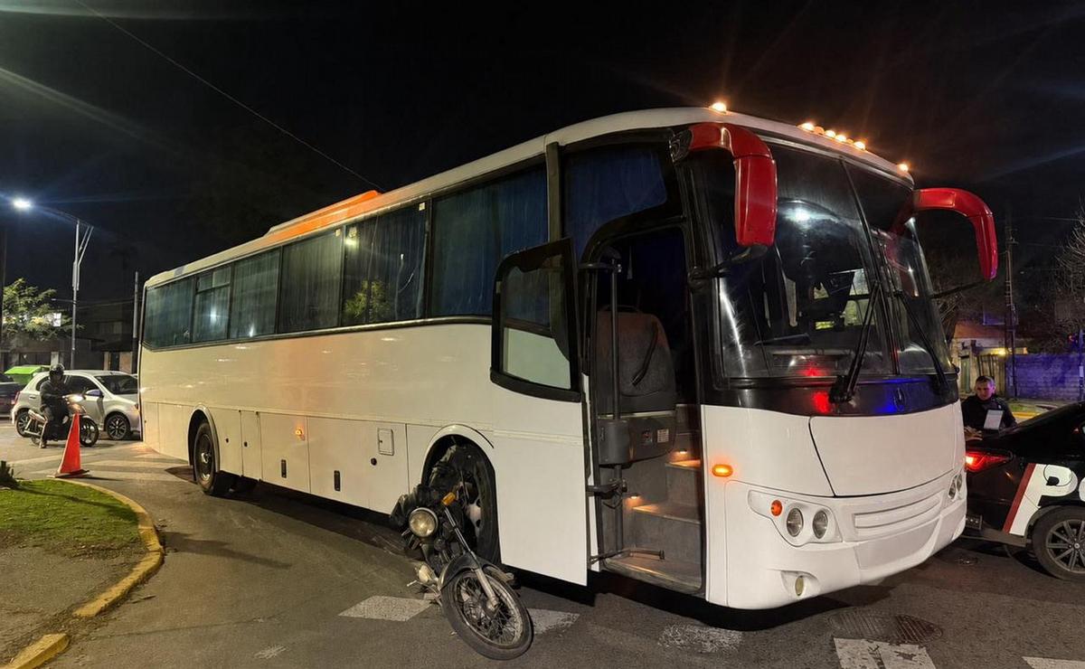 Rosario: choque entre un colectivo y una moto dejó un herido en zona oeste.