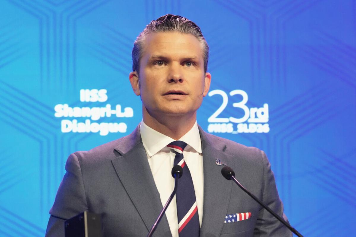Mujeres en fuerzas armadas de EE.UU. temen por sus carreras luego que Hegseth bloquea ascensos