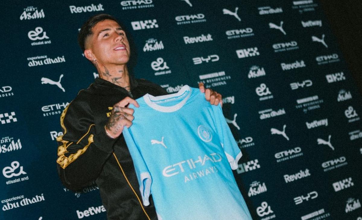 Enzo Fernández ya posó con los colores del City (Foto: @ManCity)