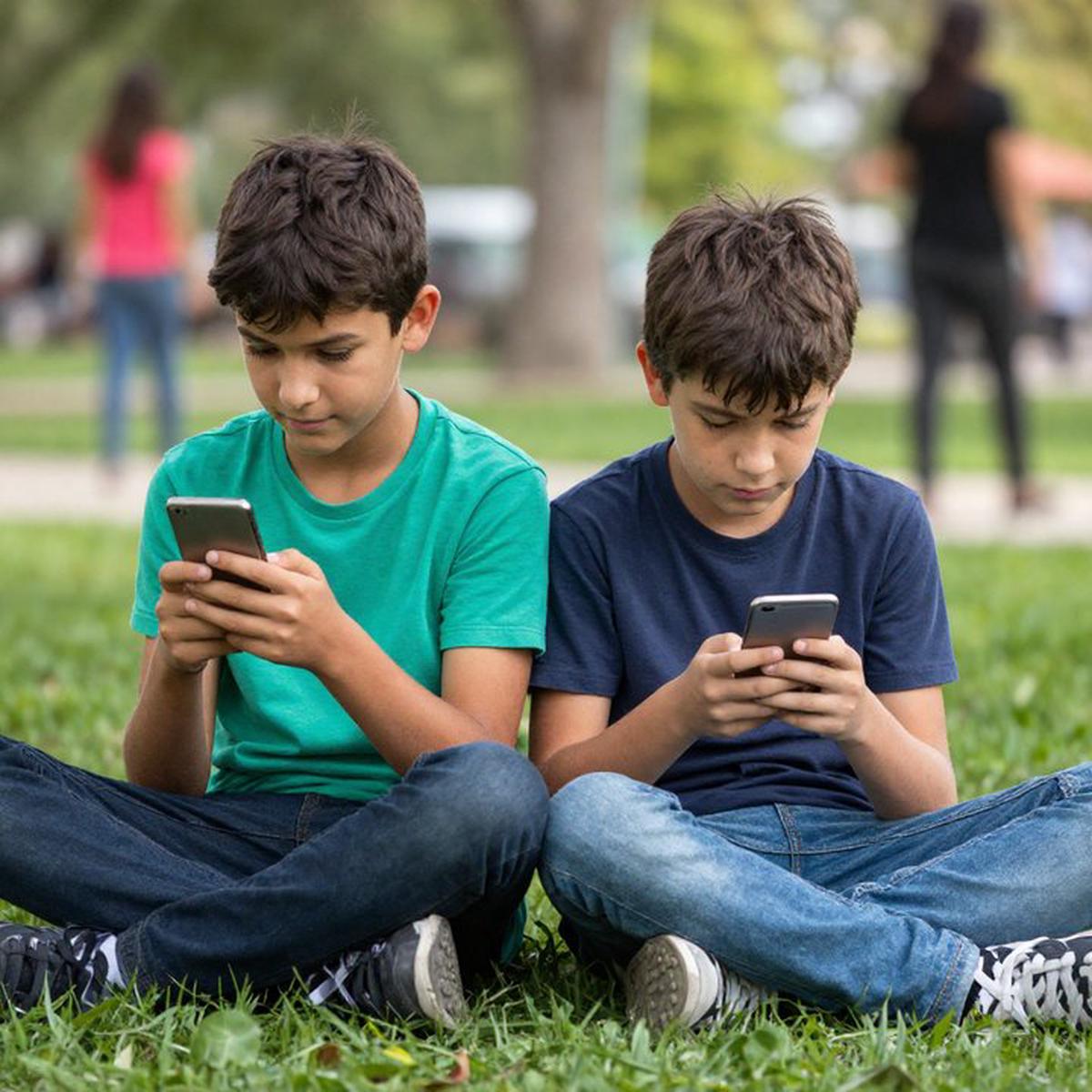 Expertos de la UE instan a restringir el uso de redes sociales a niños menores de 13 años.
