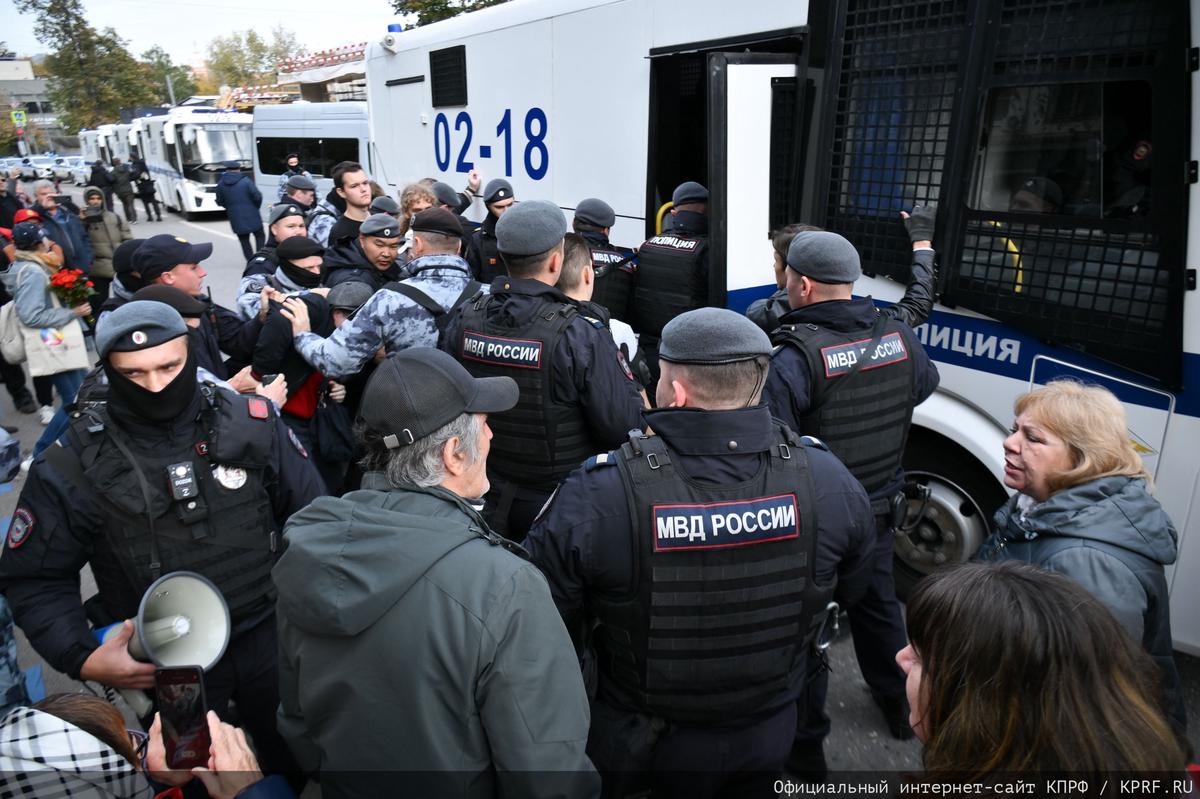 Partido comunista de Rusia denuncia detenciones de seguidores en mitin