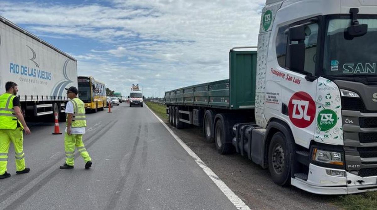 Choque entre dos camiones en la autopista Rosario - Buenos Aires.