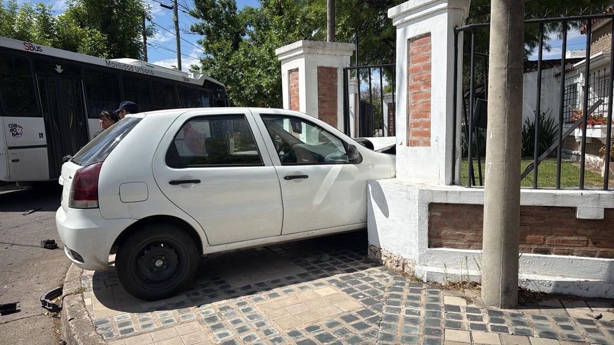 Un auto chocó contra un colectivo y se incrustó contra una casa en Córdoba
