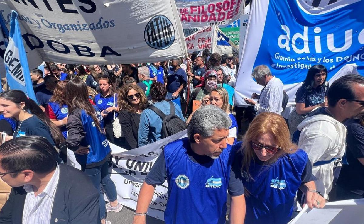 FOTO: Nueva marcha universitaria en Córdoba. (Foto: Daniel Cáceres/Cadena 3)