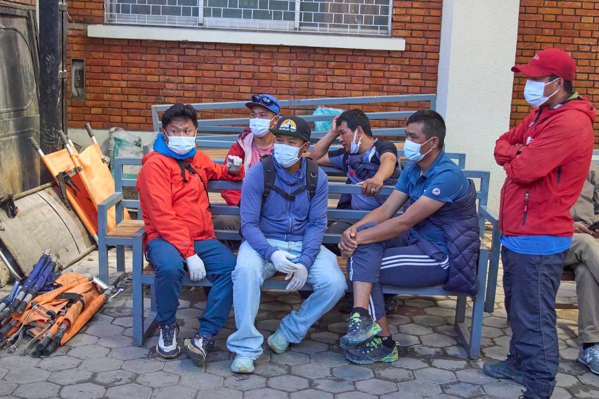 Rescatistas buscan en una montaña de Nepal a 12 personas arrastradas por alud